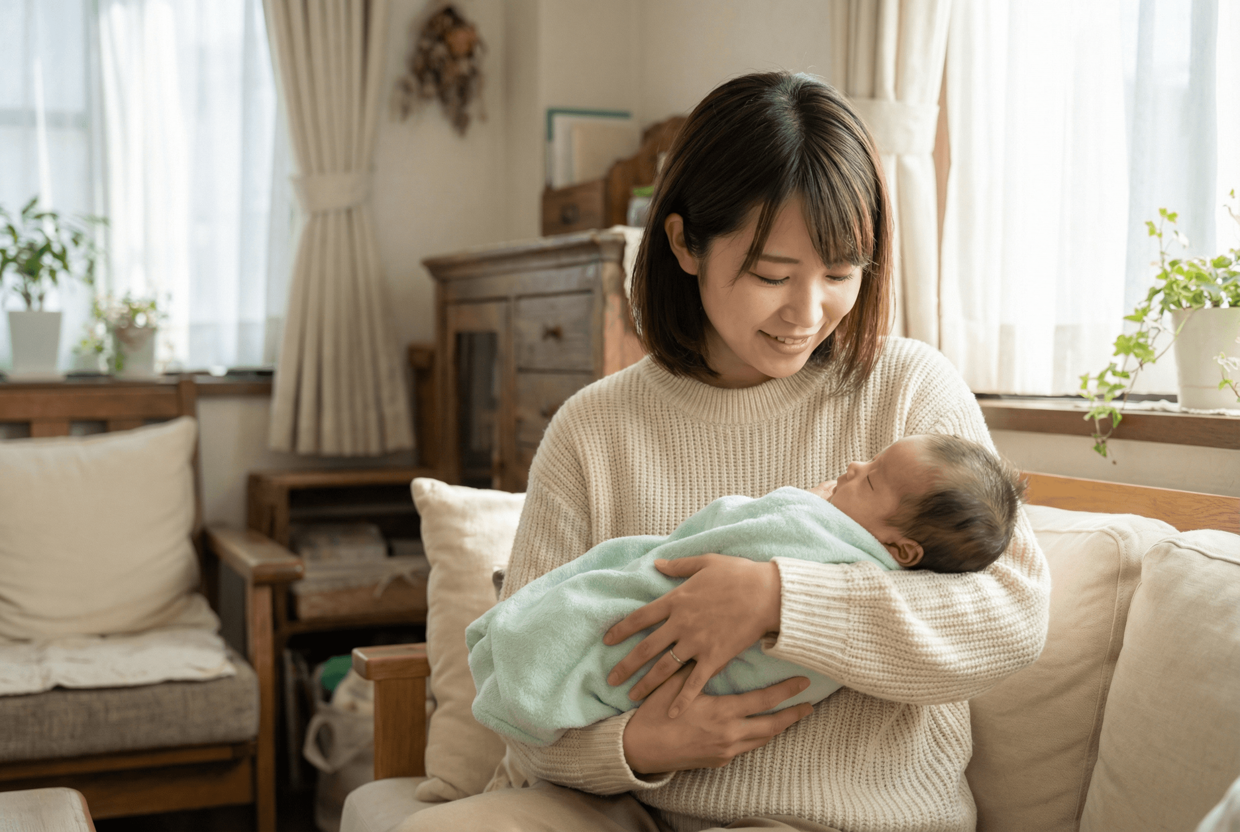 不安に寄り添う温かみを表現した、ママと赤ちゃんが触れ合っている日常のシーン